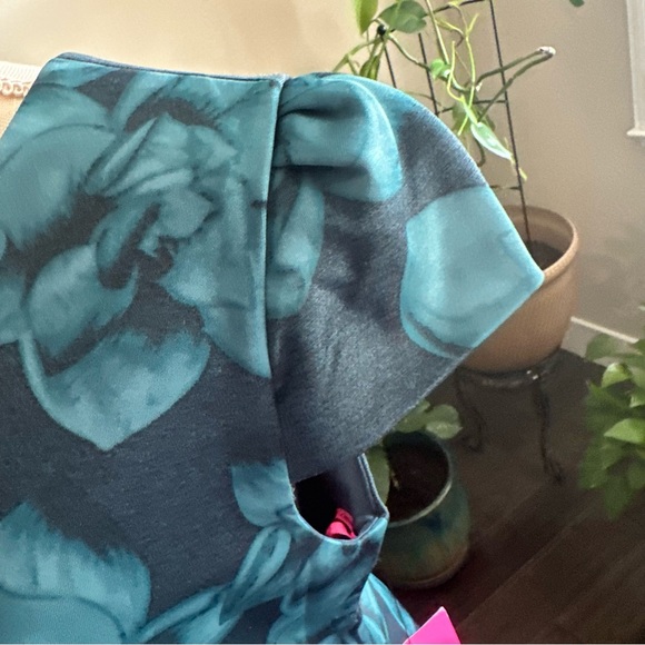 Betsey Johnson || floral cap sleeve sheath dress - Picture 5 of 8